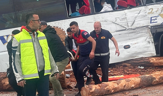 Ezine'de Zincirleme Kaza: Ölü ve Yaralılar Mevcut.