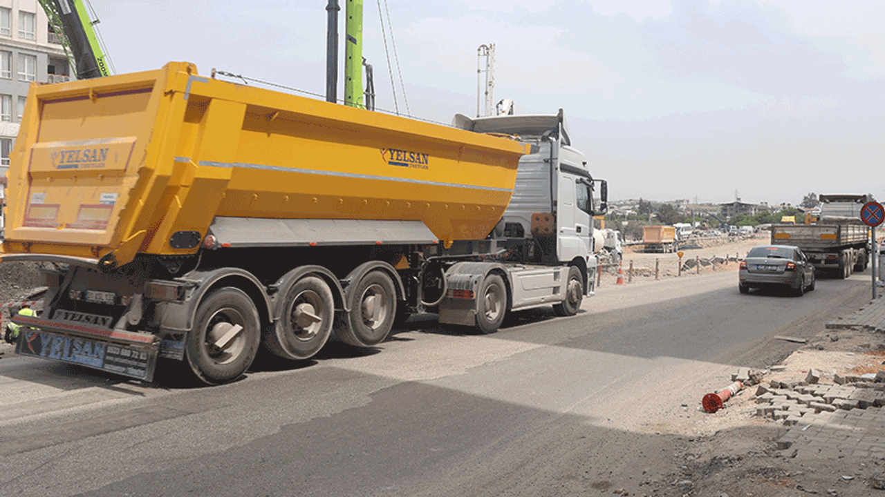Hatay’da kaza: Hafriyat kamyonu aracı önüne katarak çekti.