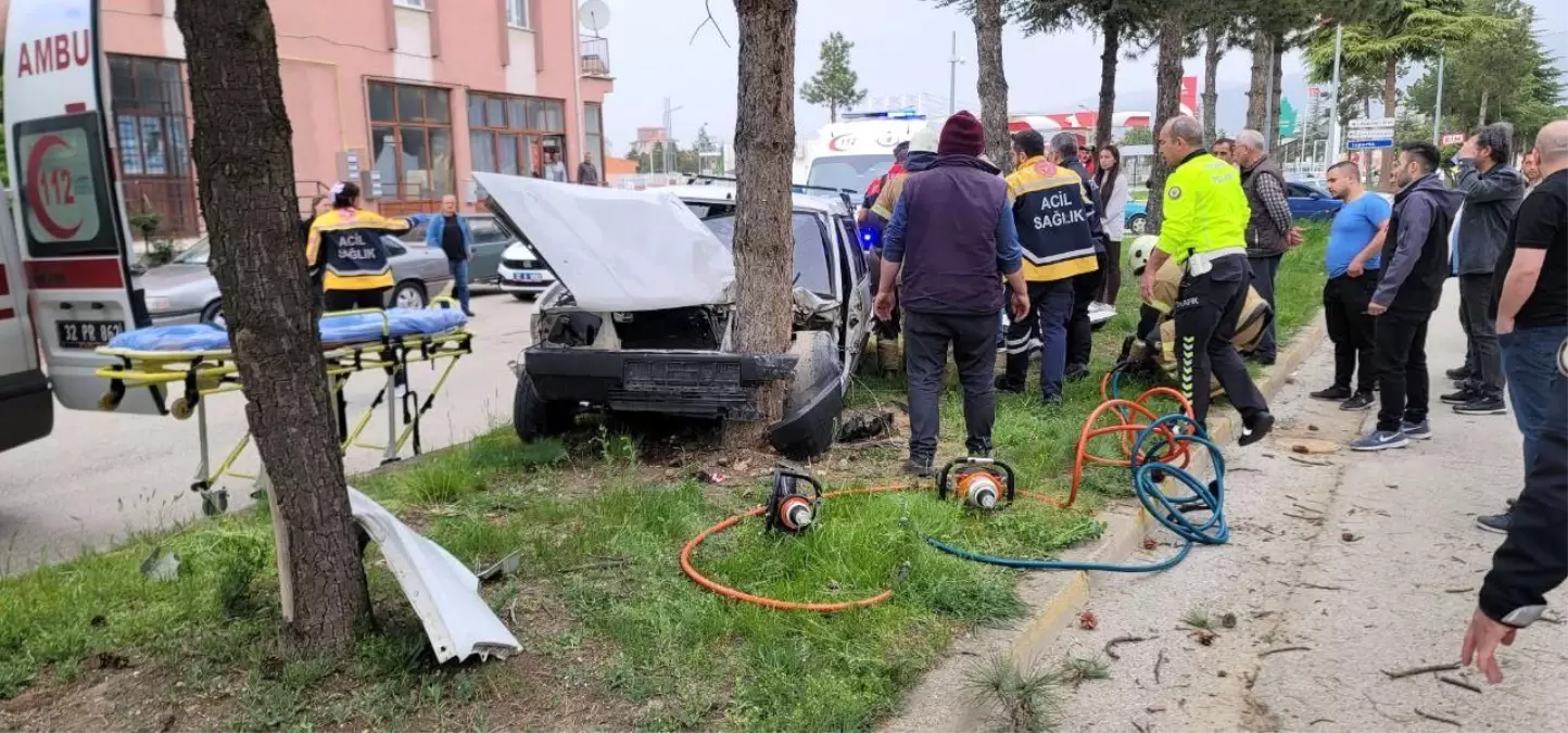 Isparta'da Kaza: Sürücü ve Yolcu Hasar Aldı