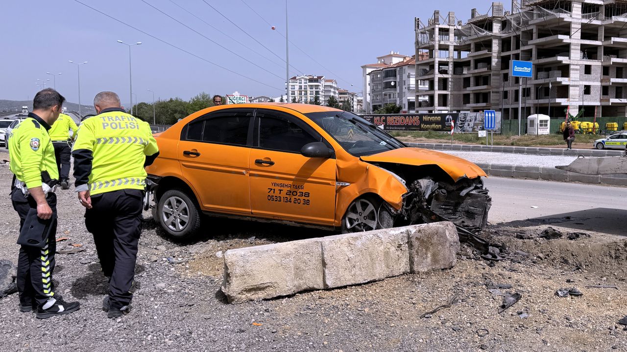 Kırıkkale'deki trafik kazasında 2 kişi yaralandı, olay kamerada görüntülendi.