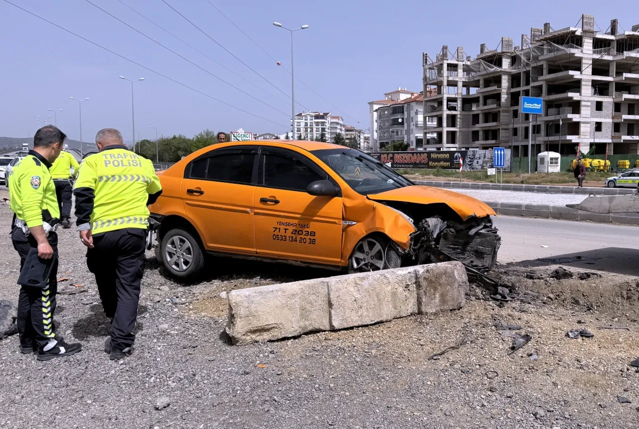 Kırıkkale'deki trafik kazasında 2 kişi yaralandı ve olay güvenlik kamerasına kaydedildi.
