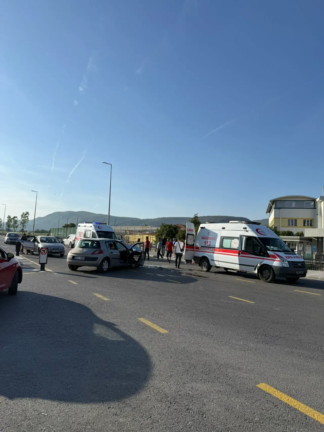 Menteşe'de trafik kazasında 2 çocuk ve 1 diğer kişi yaralandı.