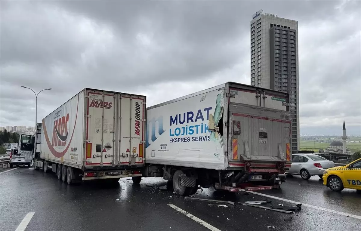 Trafik Kaza Zinciri Avcılar'da, Ulaşım Olumsuz Etkilendi