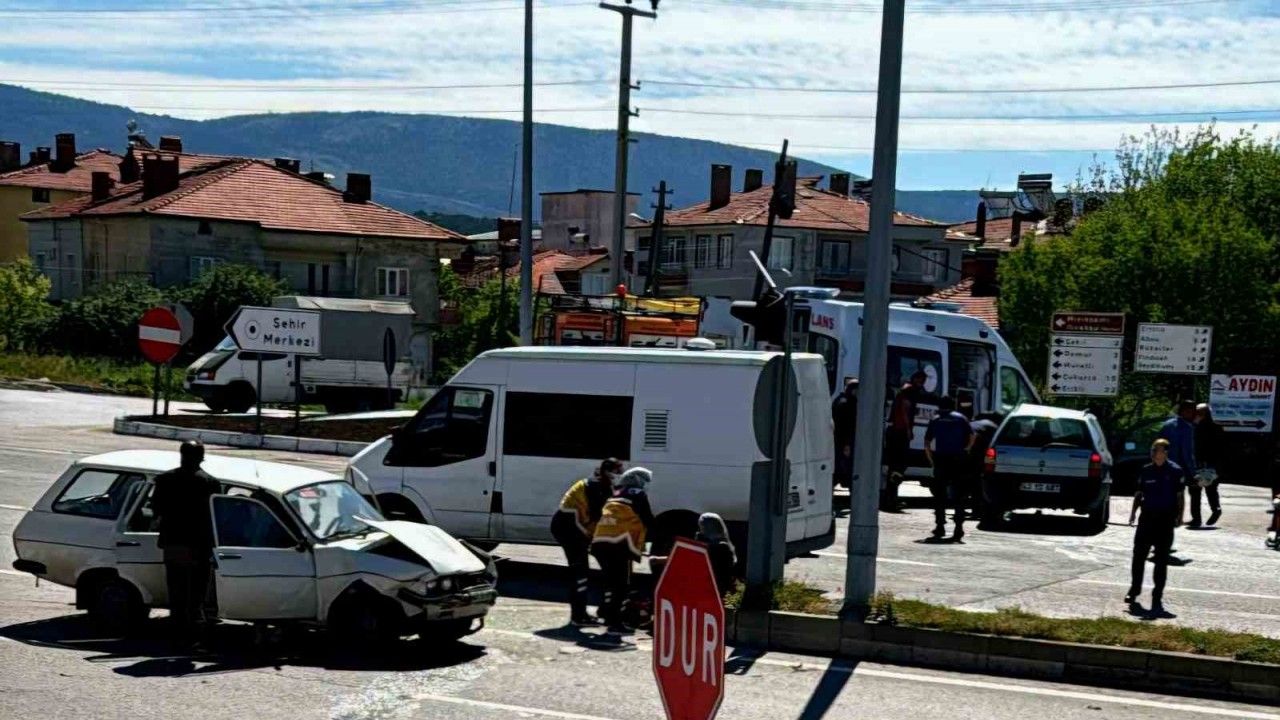 Domaniç'te kaza: 5 kişi yaralandı.