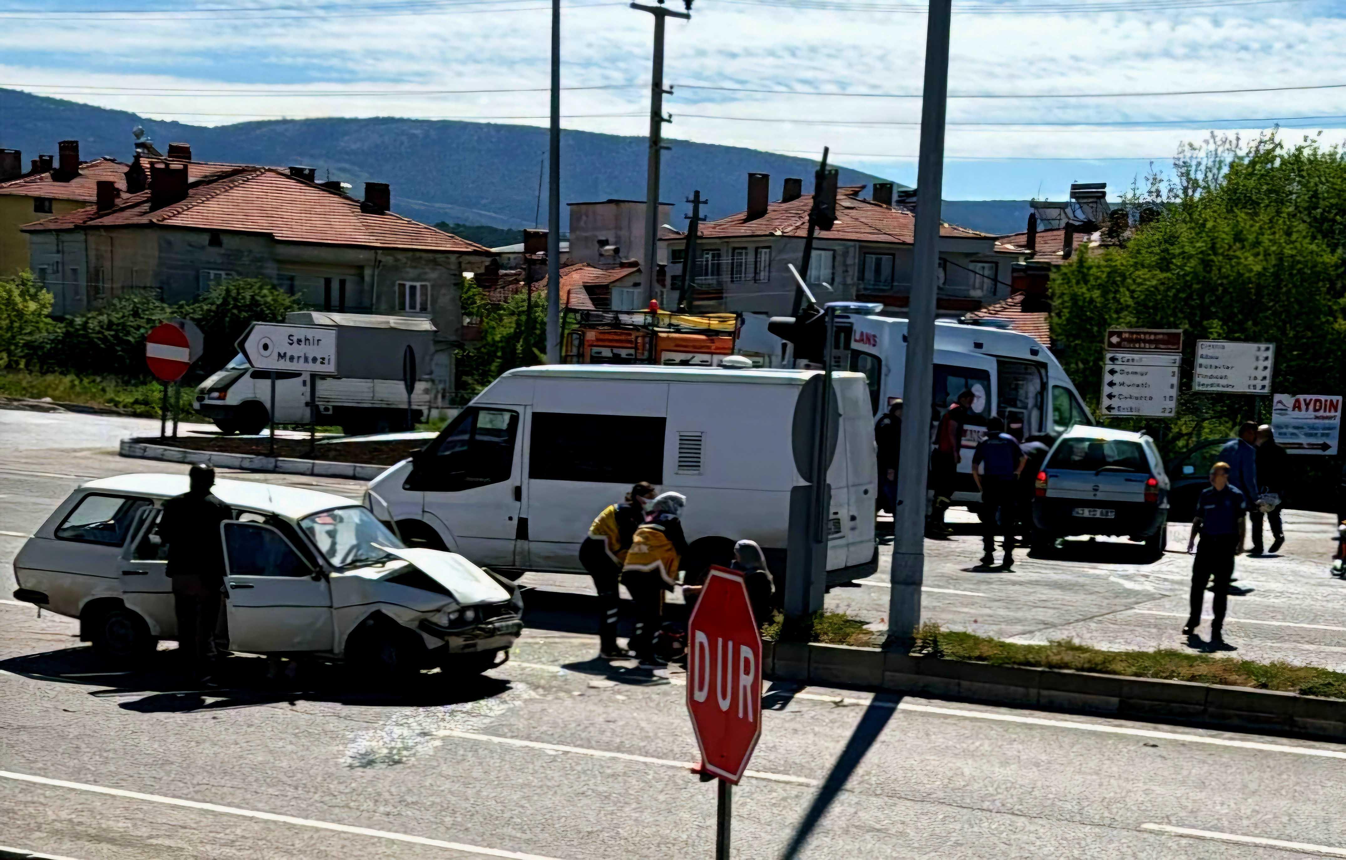 Domaniç'te kaza meydana geldi, 5 kişi yaralandı.