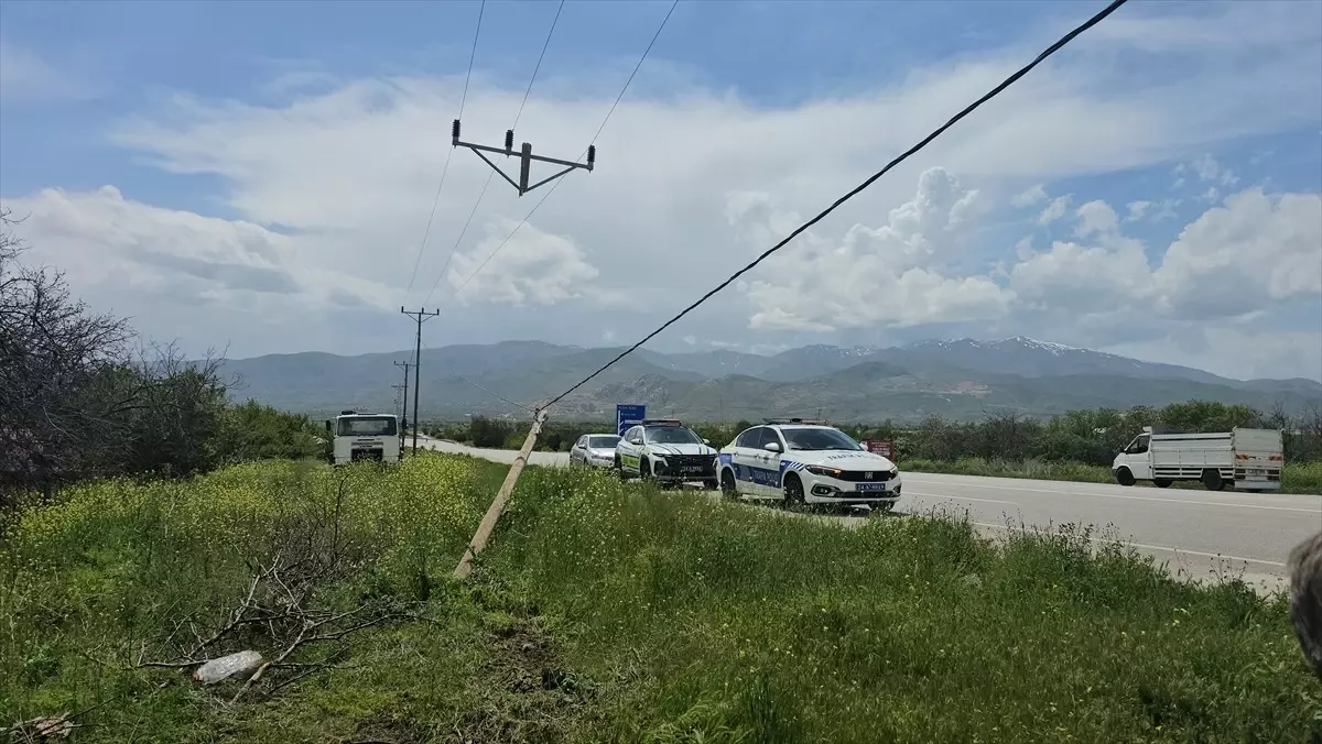 Erzincan'da Kaza: Araç Sürücüsü Ağır Durumda.