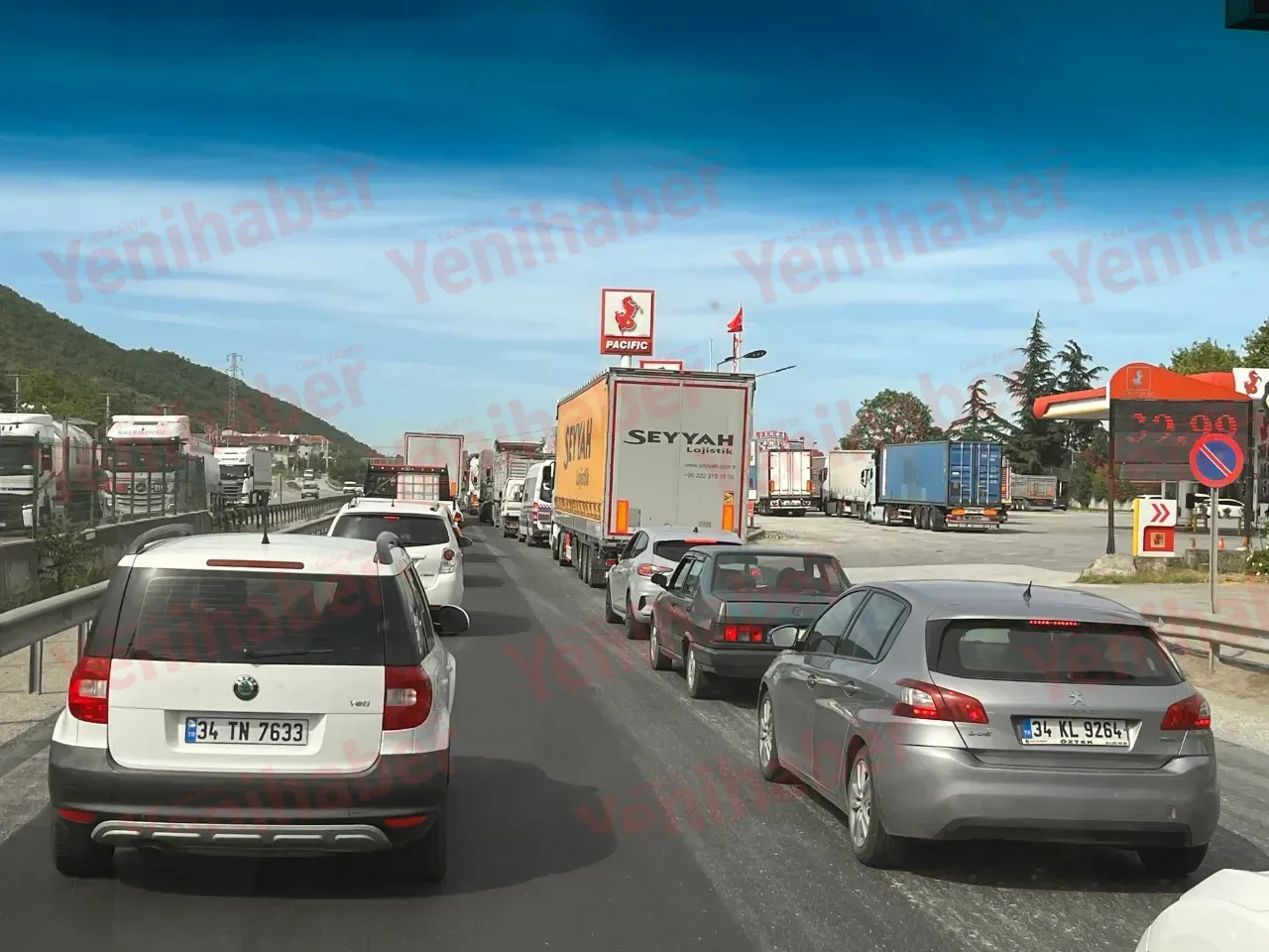 Kaza nedeniyle trafik tıkandı: 3 tır ve 1 minibüs karıştı.