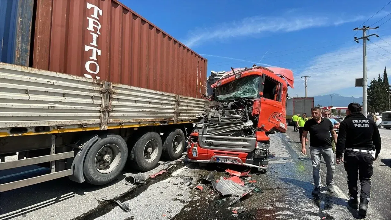 Pamukova'da Zincirleme Kaza: 3 TIR ve 1 Minibüs Çarpıştı, D-650 Kapanma Tehlikesiyle Karşı Karşıya.