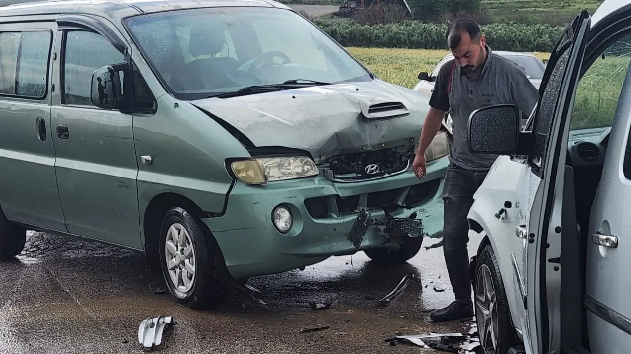 Minibüs ile ticari araç çarpıştı, 1 kişi yaralandı