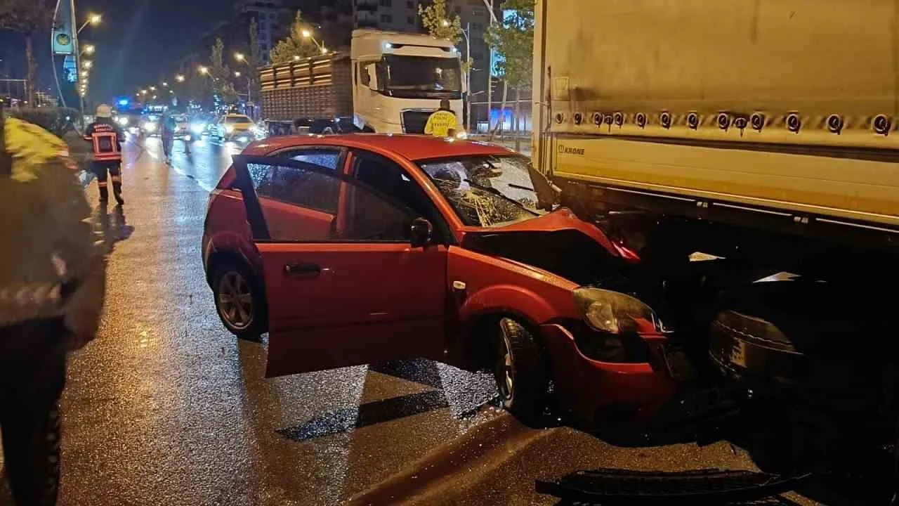 Otomobil ile tır çarpıştı, 3 kişi yaralandı