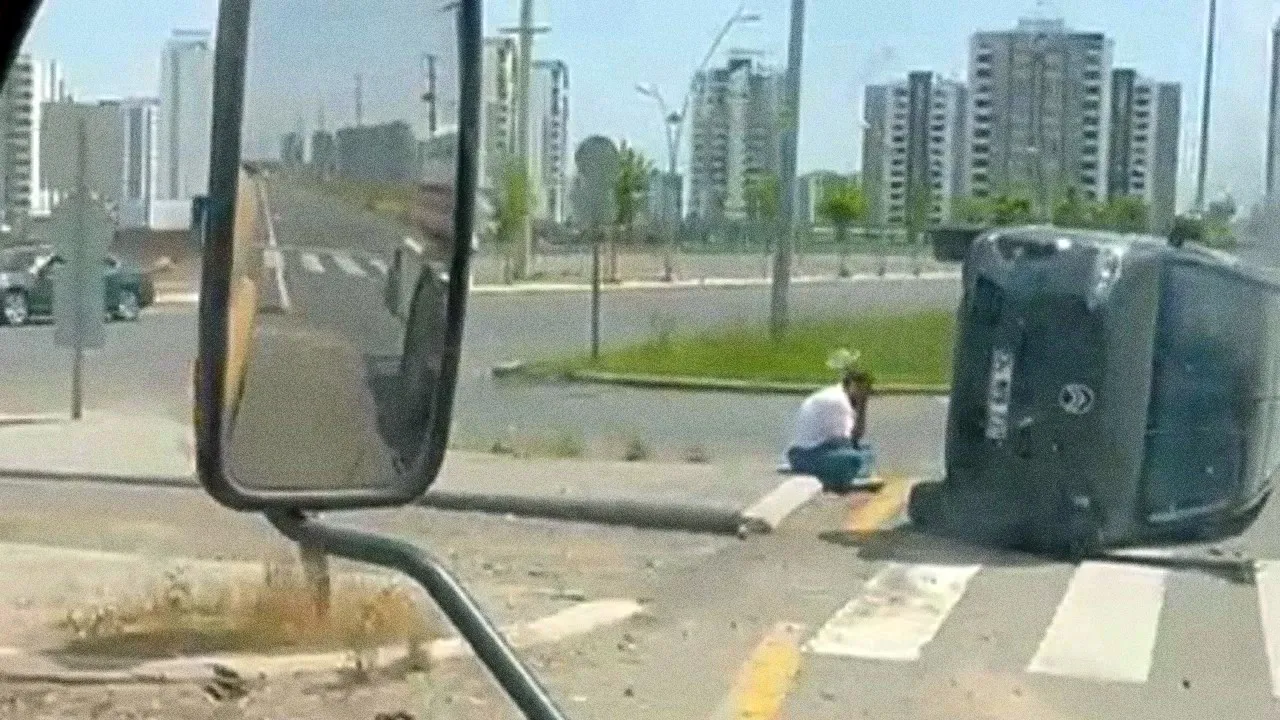 Sürücü, yan yatan kamyonetinin başında böyle bekledi