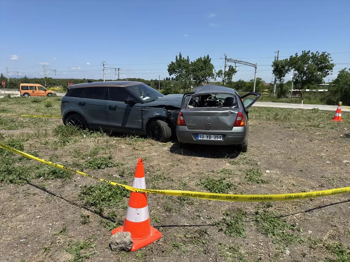 Susurluk'ta Trafik Kazası: 1 Ölü, 2 Yaralı