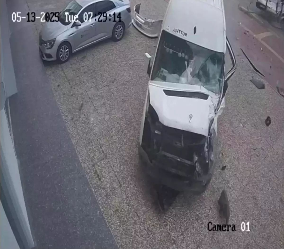 Antalya'da Trafik Kazası: İki Servis Aracı Çarpıştı