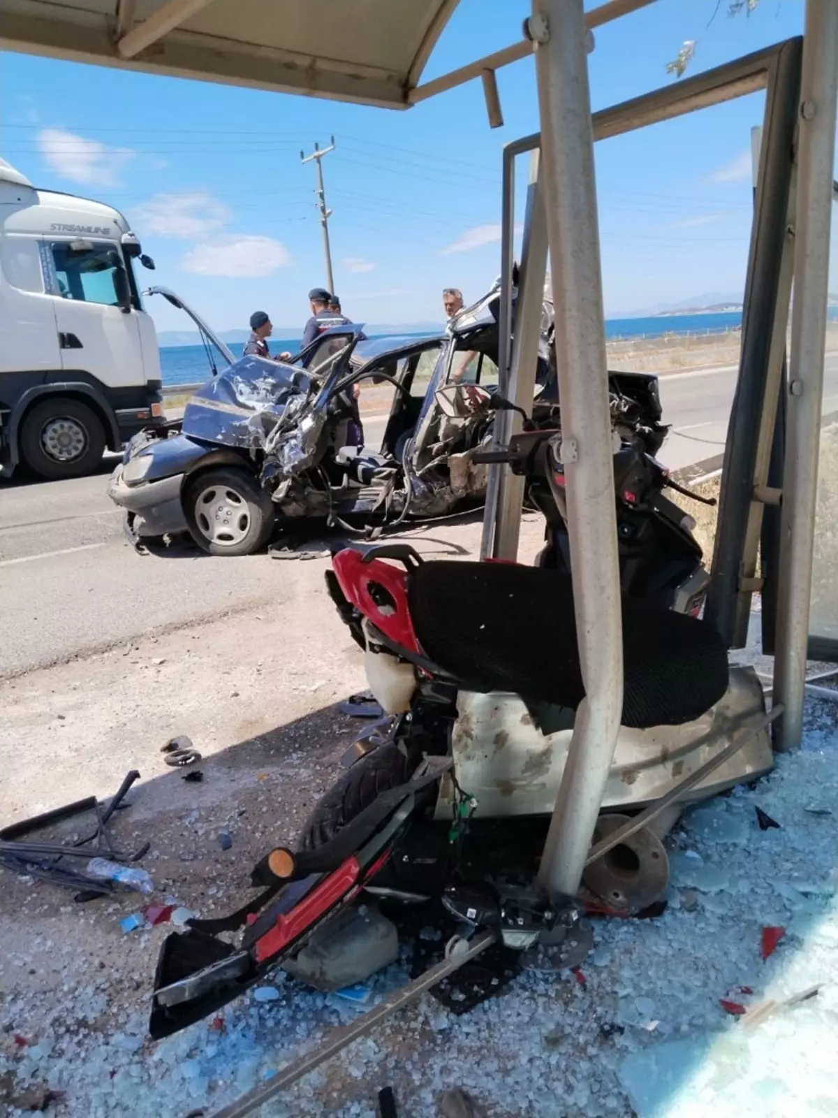 Ayvalık'ta Zincirleme Trafik Kazası: 4 Yaralı