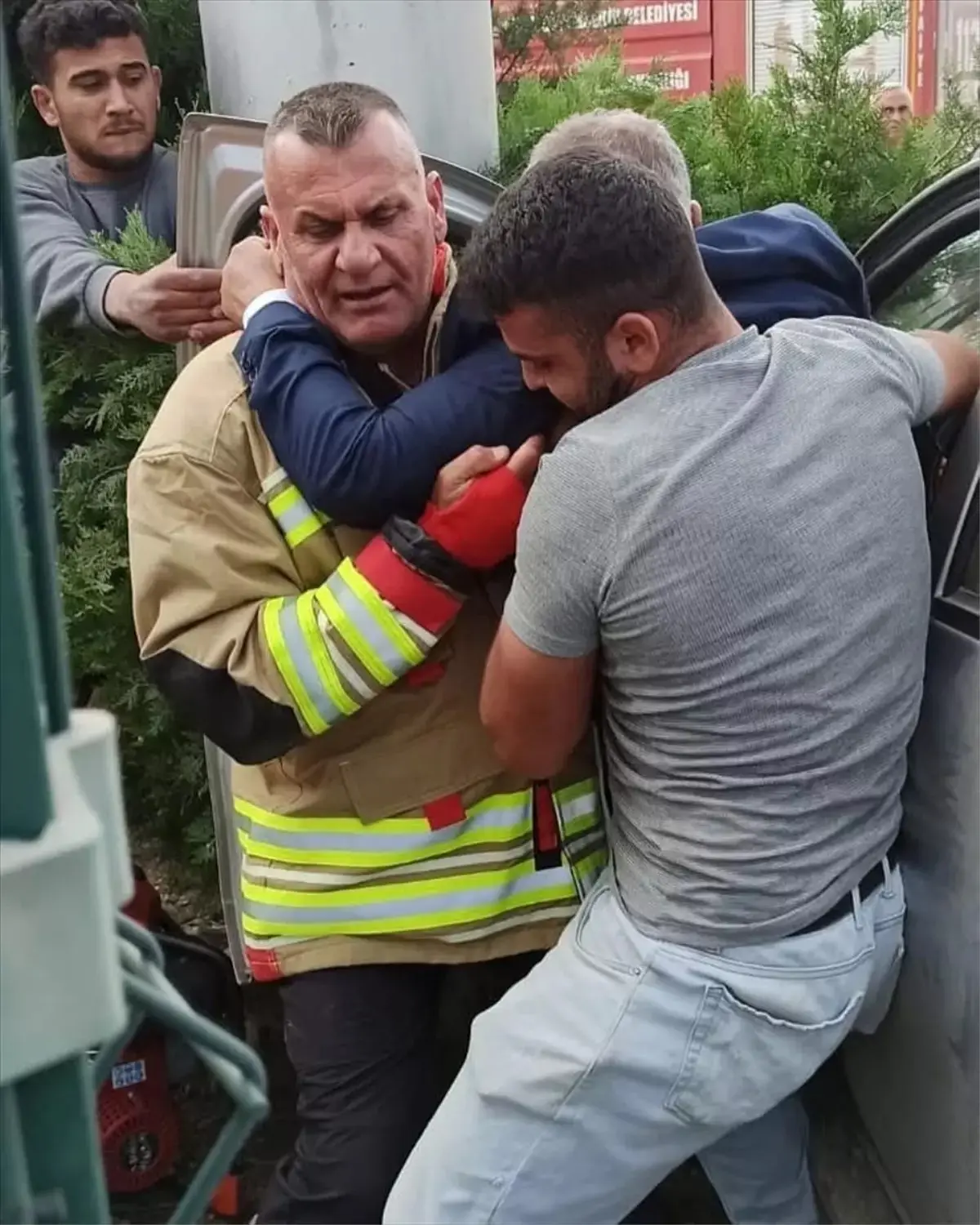 Belen’de iki otomobil kafa kafaya çarpıştı