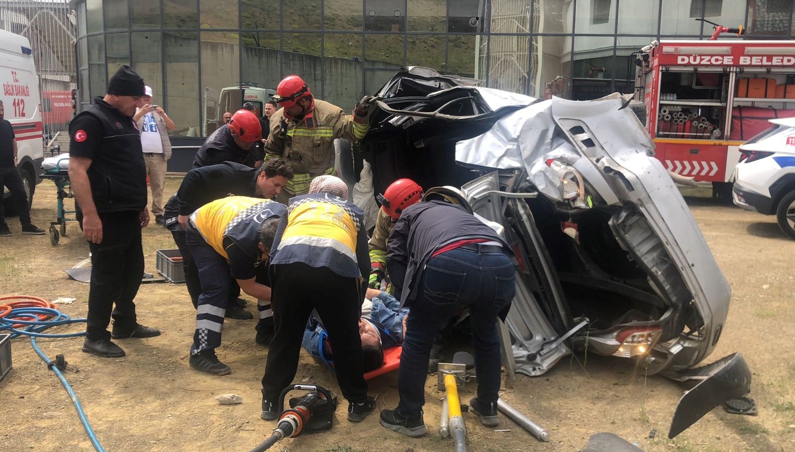 Düzce'de korkutan kaza: Otomobil 20 metreden düştü