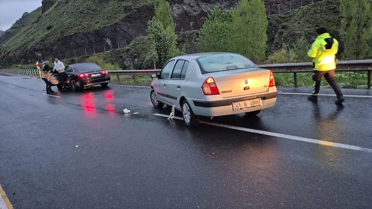 Erzincan'da Trafik Kazası: 4 Yaralı