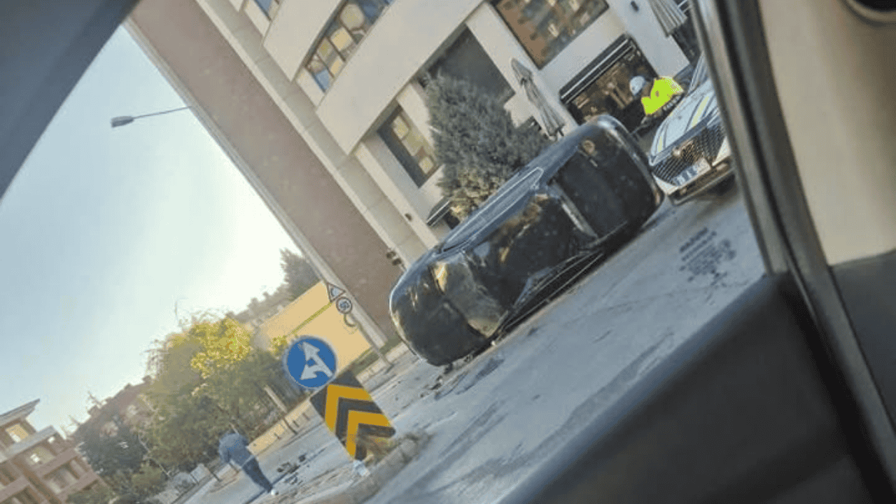 Eskişehir'de trafik ışıklarına çarpan araç hurdaya döndü!