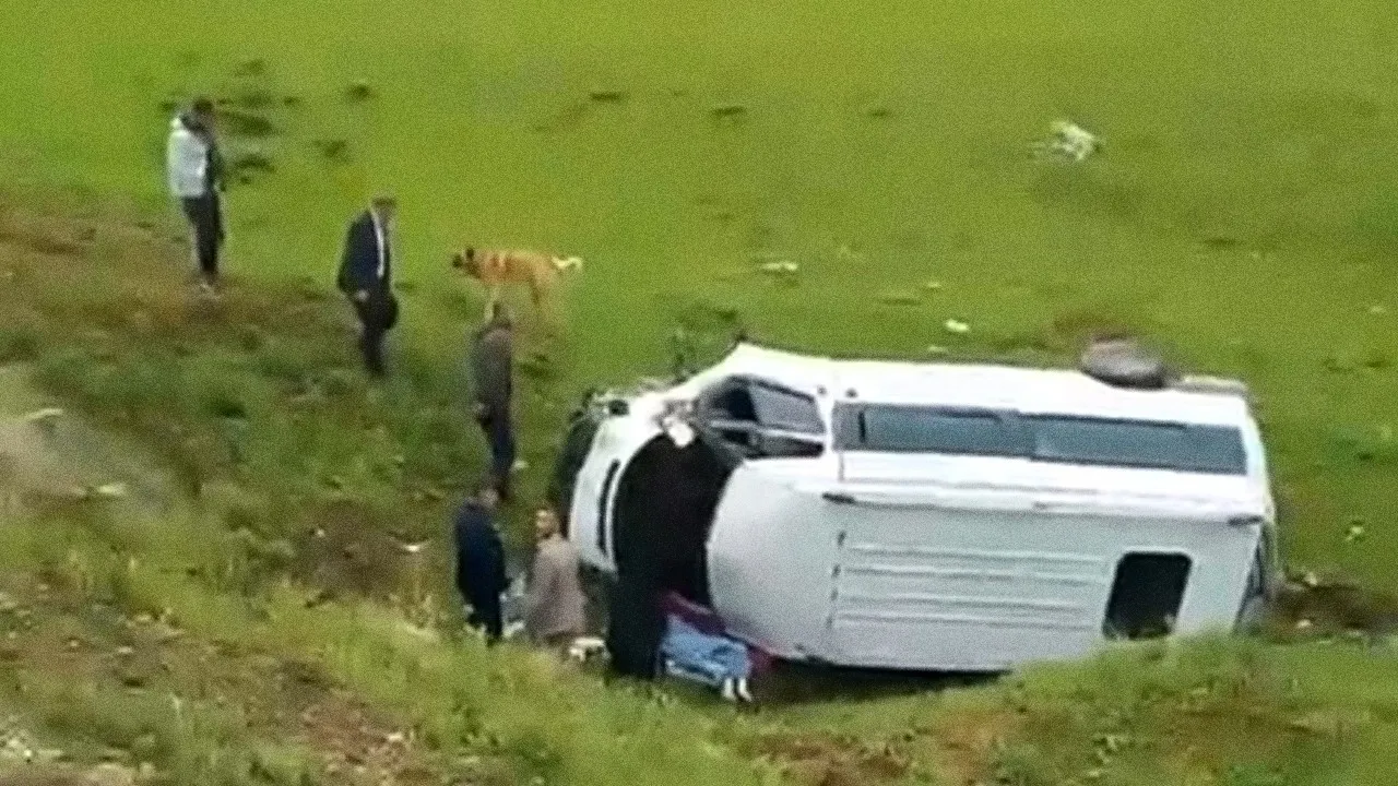 Minibüs şarampole yuvarlandı, 5 kişi yaralandı
