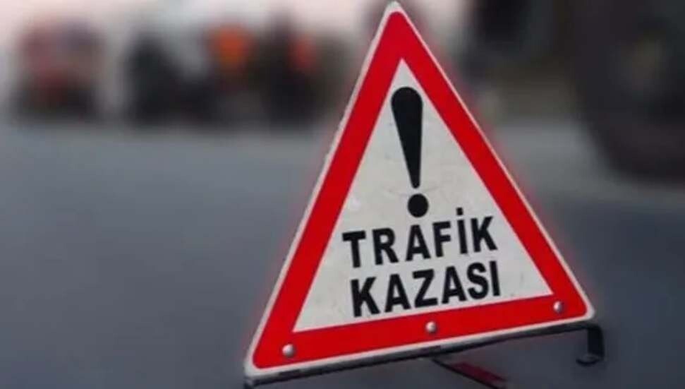 Alkollü sürücü, refüje ve aydınlatma direğine çarptı!
