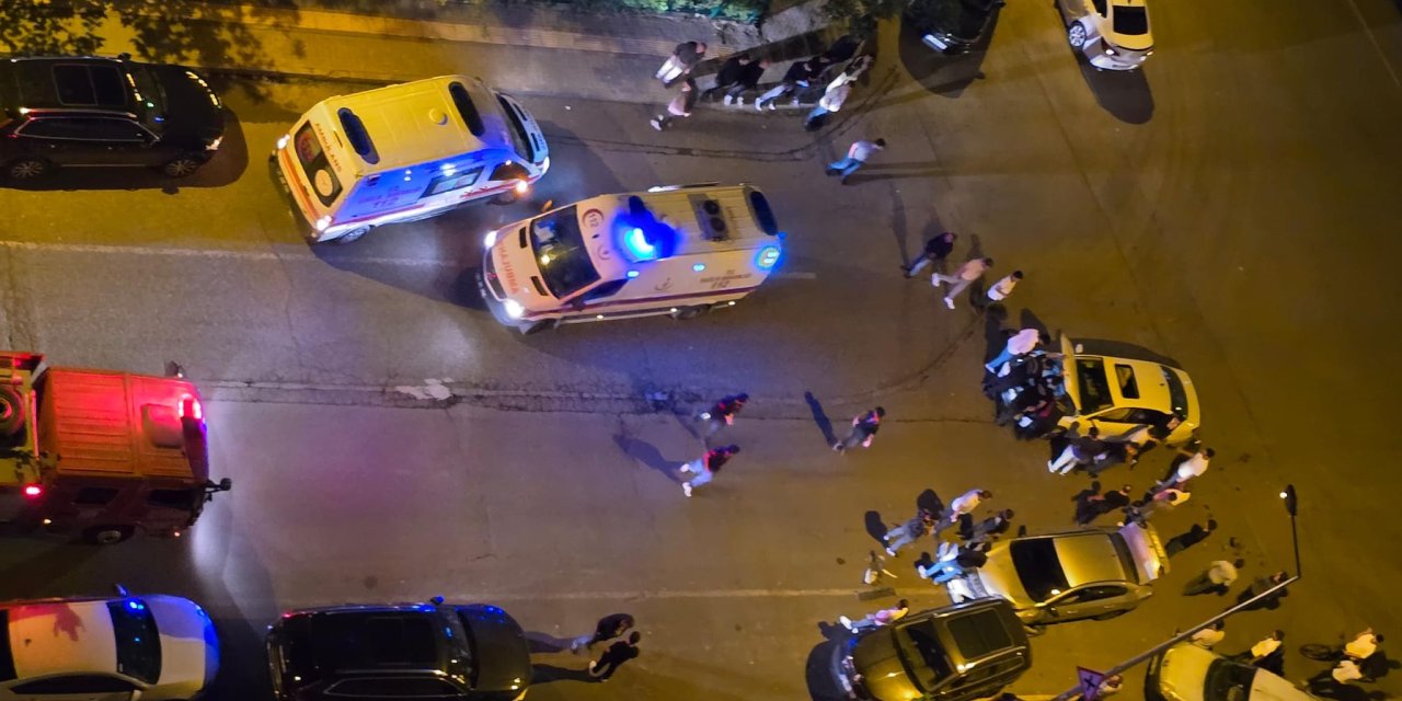 Diyarbakır'da iki araç kafa kafaya çarpıştı