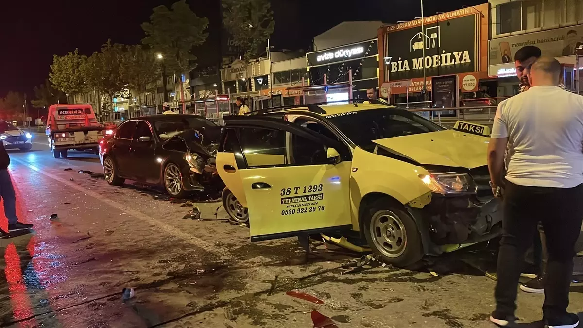 Kayseri'de Zincirleme Kaza: 5 Yaralı