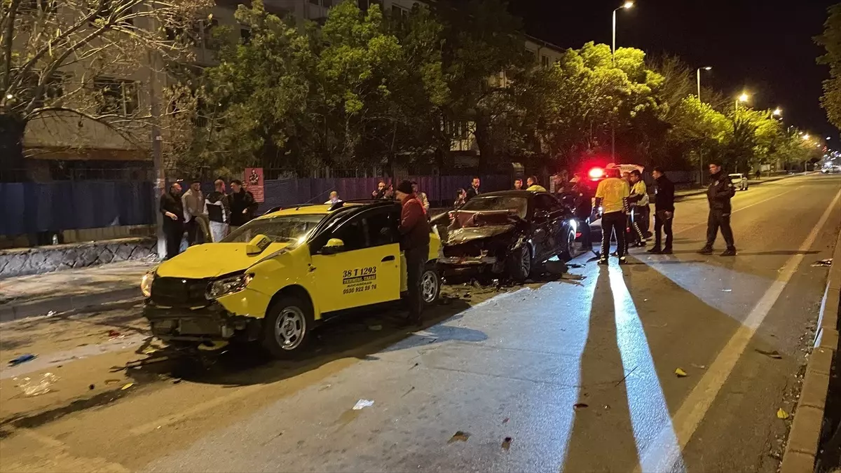 Kayseri'de Zincirleme Trafik Kazası: 5 Yaralı