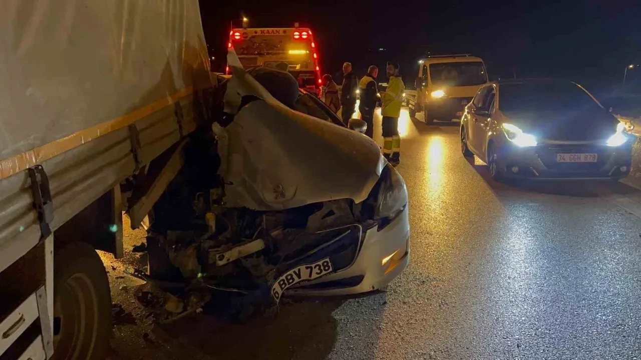 Otomobil kamyona arkadan çarptı: 2 yaralı