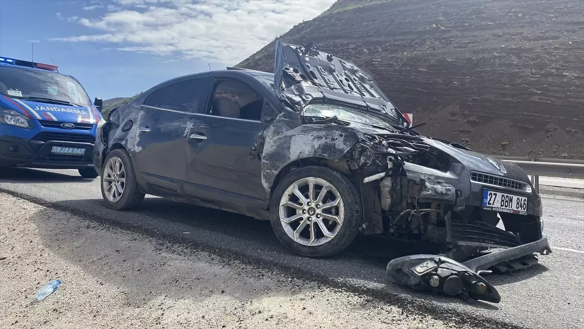 Sivas'ta İki Ayrı Trafik Kazası: 4 Yaralı