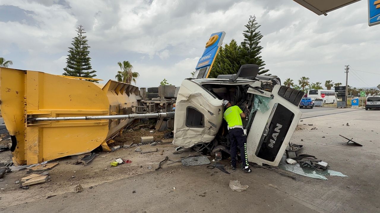 Antalya Gazipaşa’da Trafik Kazası: Asfalt Yüklü Kamyon Devrildi