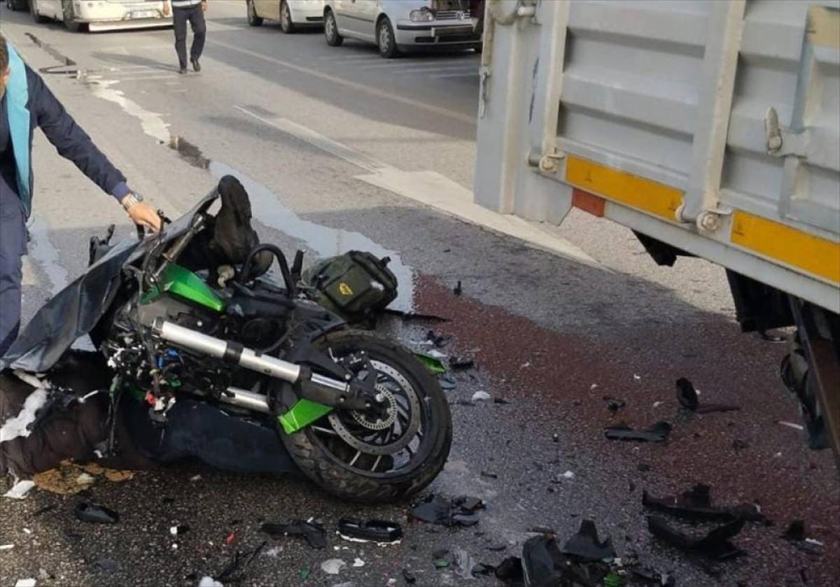 Çorum'da feci kaza! Kamyona çarpan motosikletin sürücüsü öldü