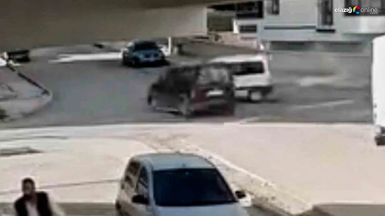 Elazığ Merkezde Trafik Kazası! Hafif Ticari Araçlar Kavşakta Çarpıştı!