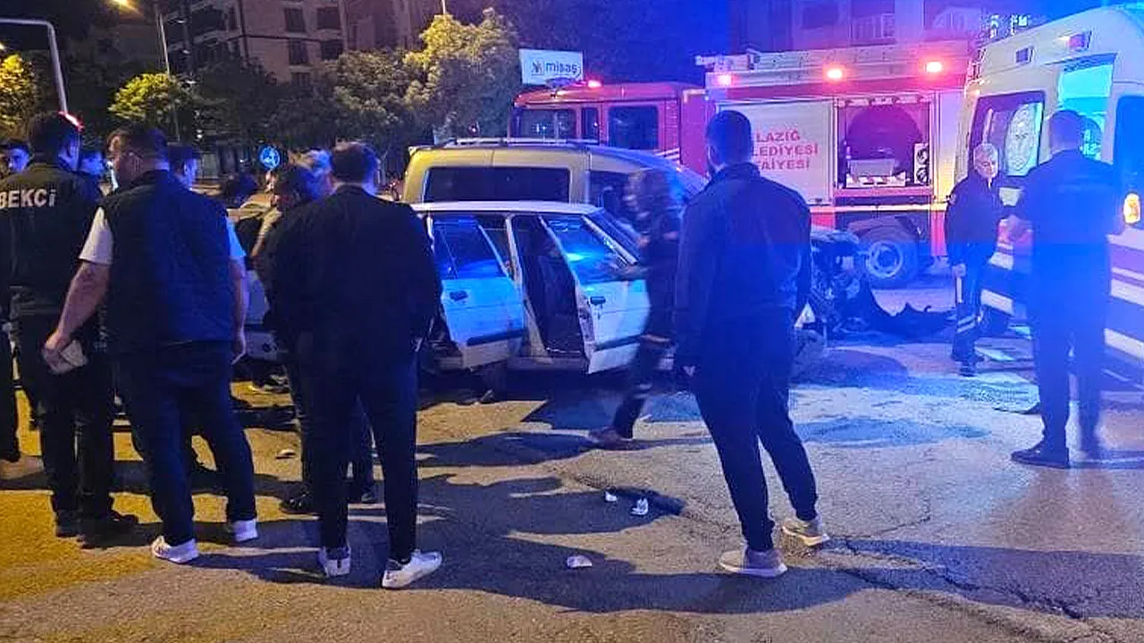 Elazığ'da gece saatlerinde trafik kazası - Son Dakika 23