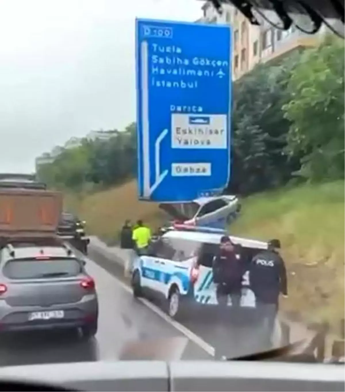 Kocaeli'de Trafik Kazası: Sürücü Sıkıştı, Hastaneye Kaldırıldı
