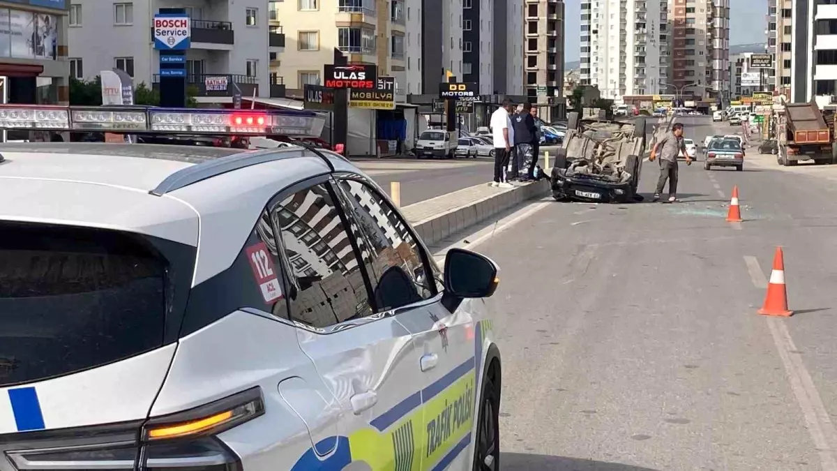 Mersin'de Trafik Kazası: Otomobil Ters Dönerek Yaralandı