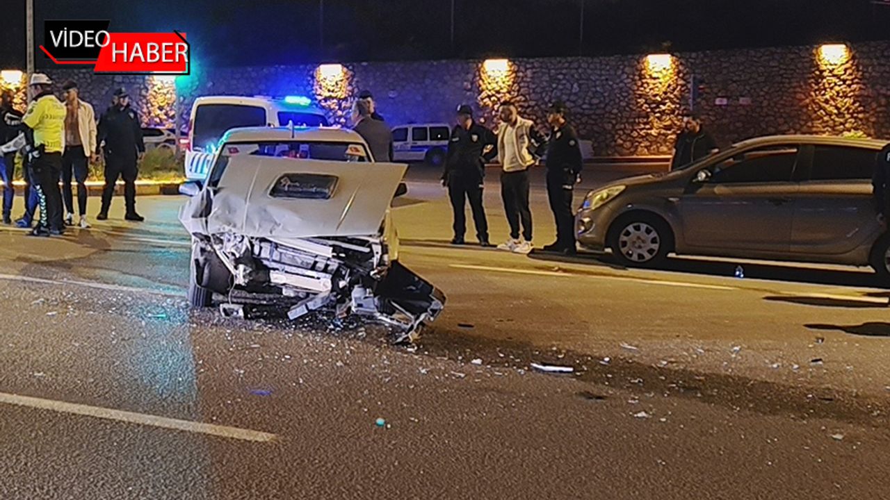 İKİ OTOMOBİL ÇARPIŞTI: 4 YARALI