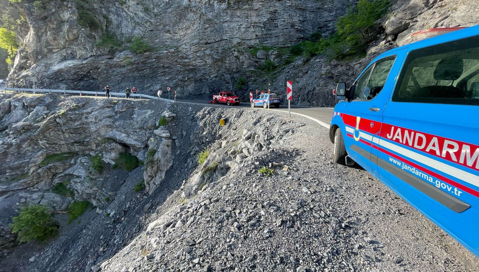 Otomobil uçuruma devrildi: 1 ölü, 1 yaralı