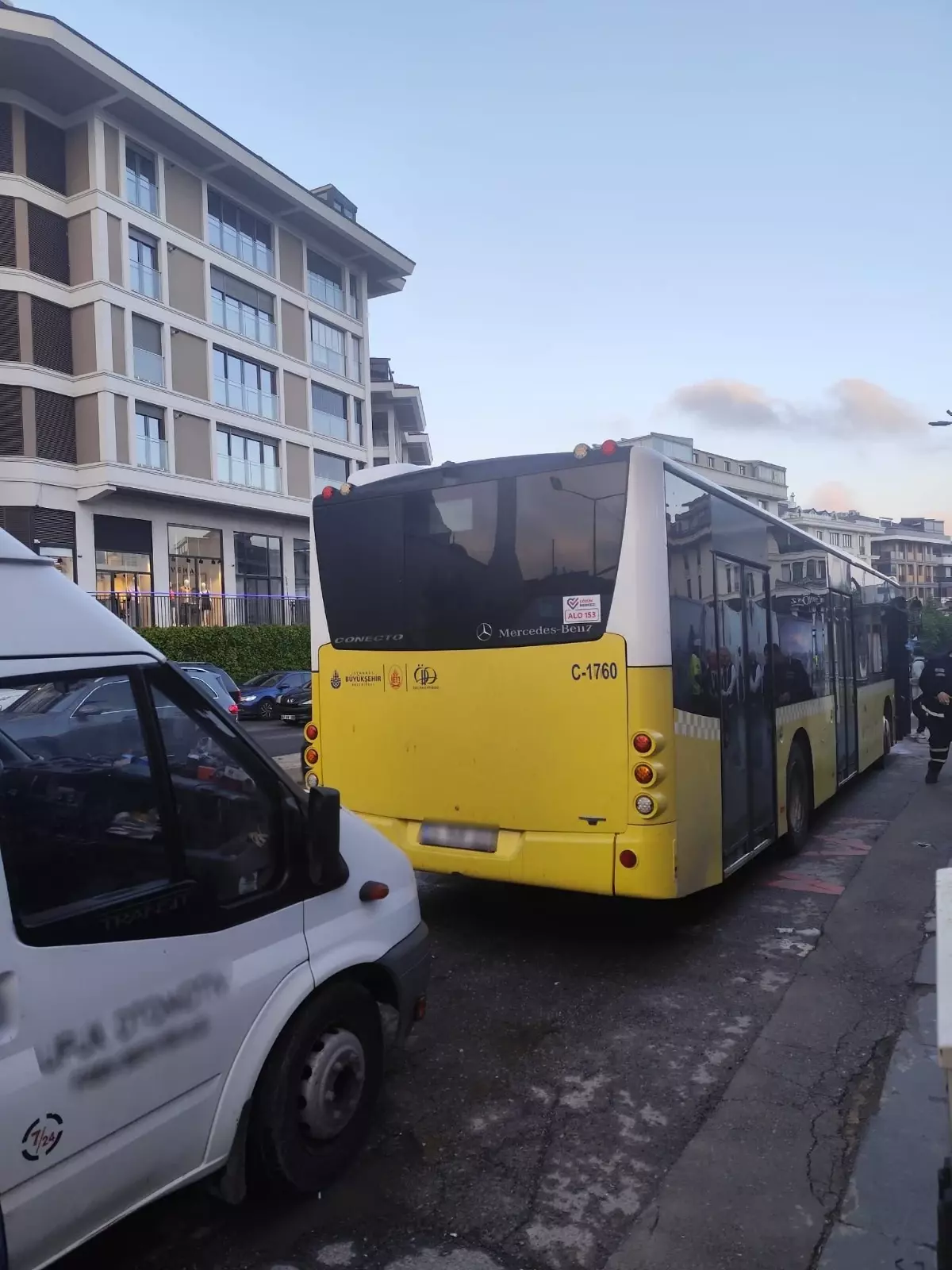 Üsküdar'da Arızalı Otobüs Yola Yağ Döktü, 3 Trafik Kazası Meydana Geldi