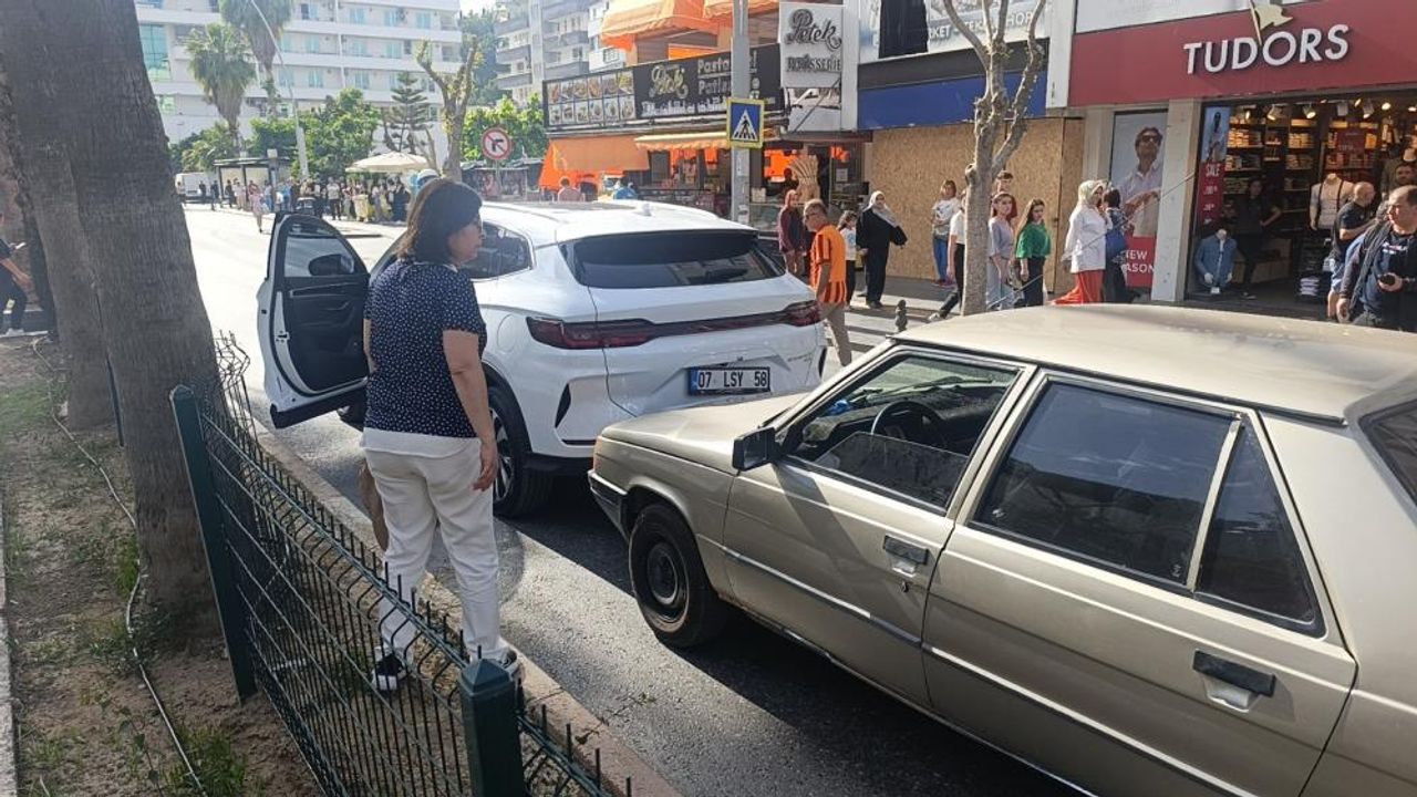 Ehliyetsiz ve alkollü sürücü 2 günlük son model cipe çarptı, araç sahipleri çileden çıktı