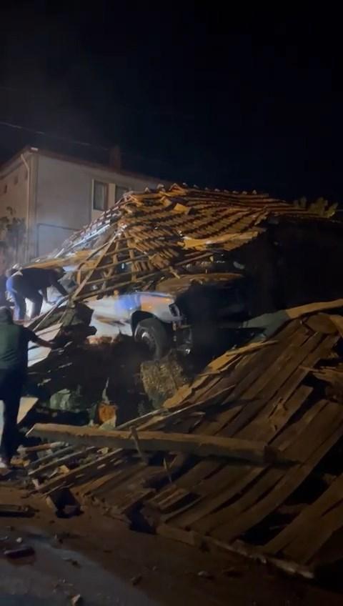 Kocaeli'nde Trafik Kazası: Otomobil Samanlığa Girdi