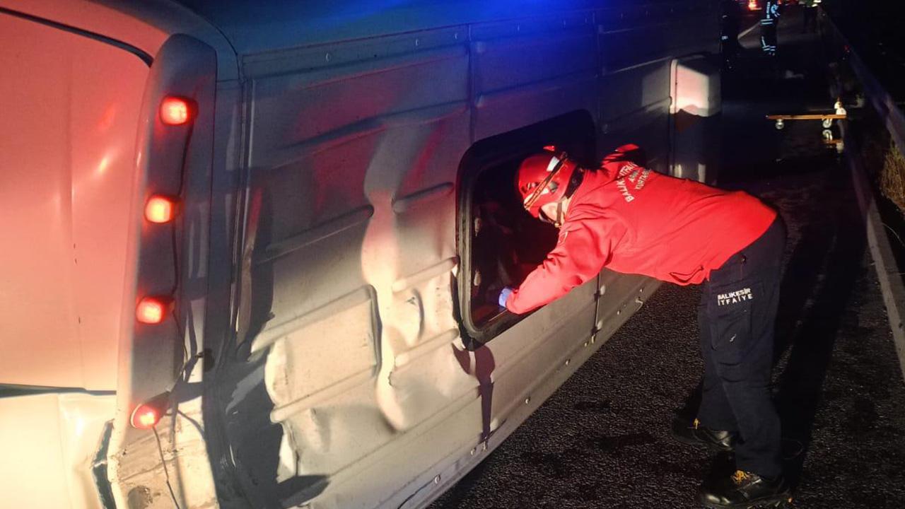 Kontrolden çıkan minibüs devrildi: 1 ölü, 13 yaralı