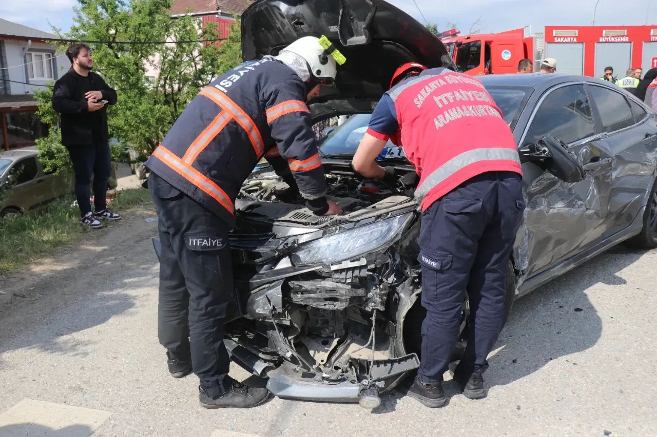 Sakarya'da Feci Kaza: İki Otomobil Çarpıştı, 4 Kişi Yaralandı