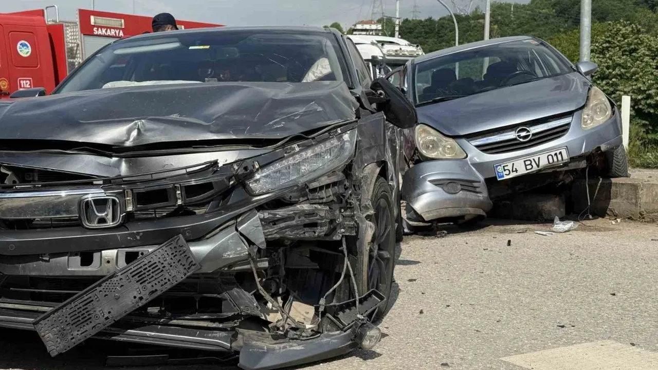 Sakarya’da trafik kazası: İki araç çarpıştı, 4 kişi yaralandı