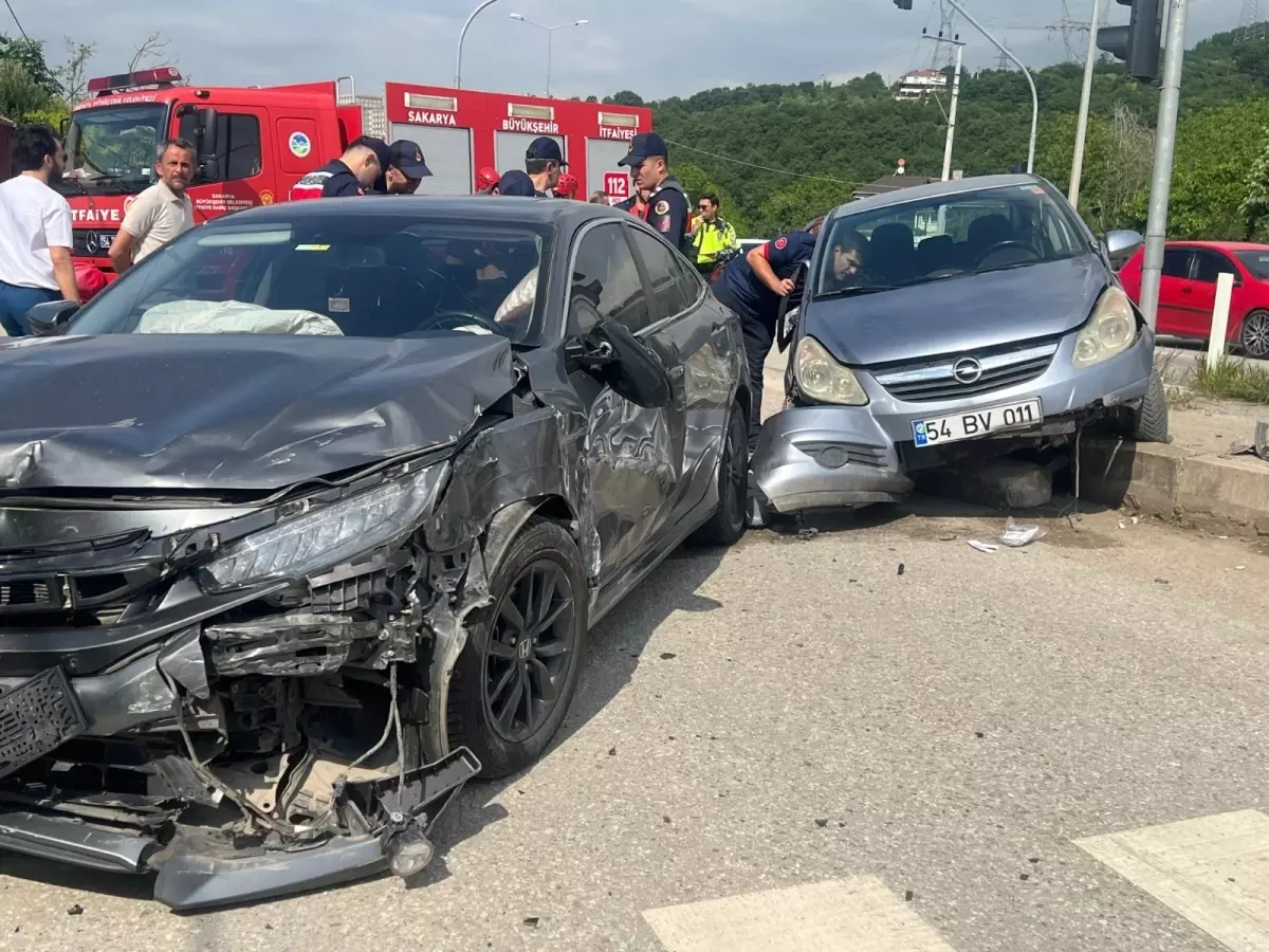 Serdivan'da Trafik Kazası: 4 Yaralı