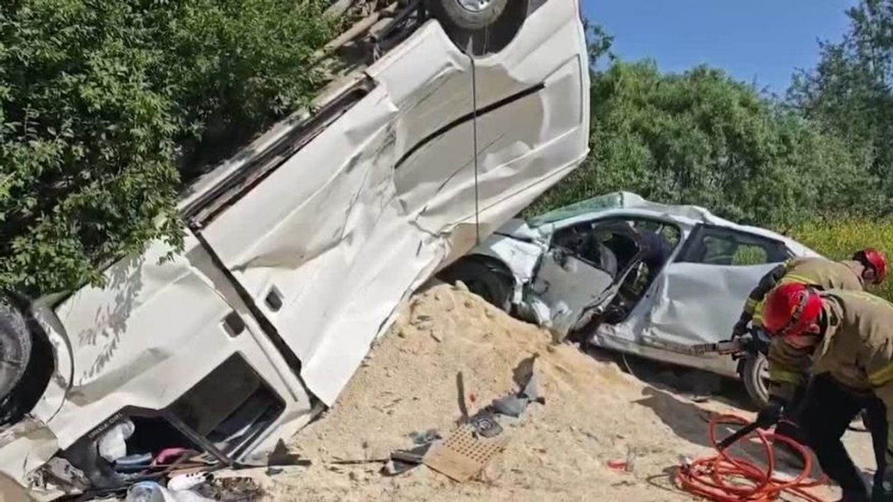 Bursa’da Trafik Kazası! Otomobil ile Panelvan Çarpıştı: 3 Yaralı