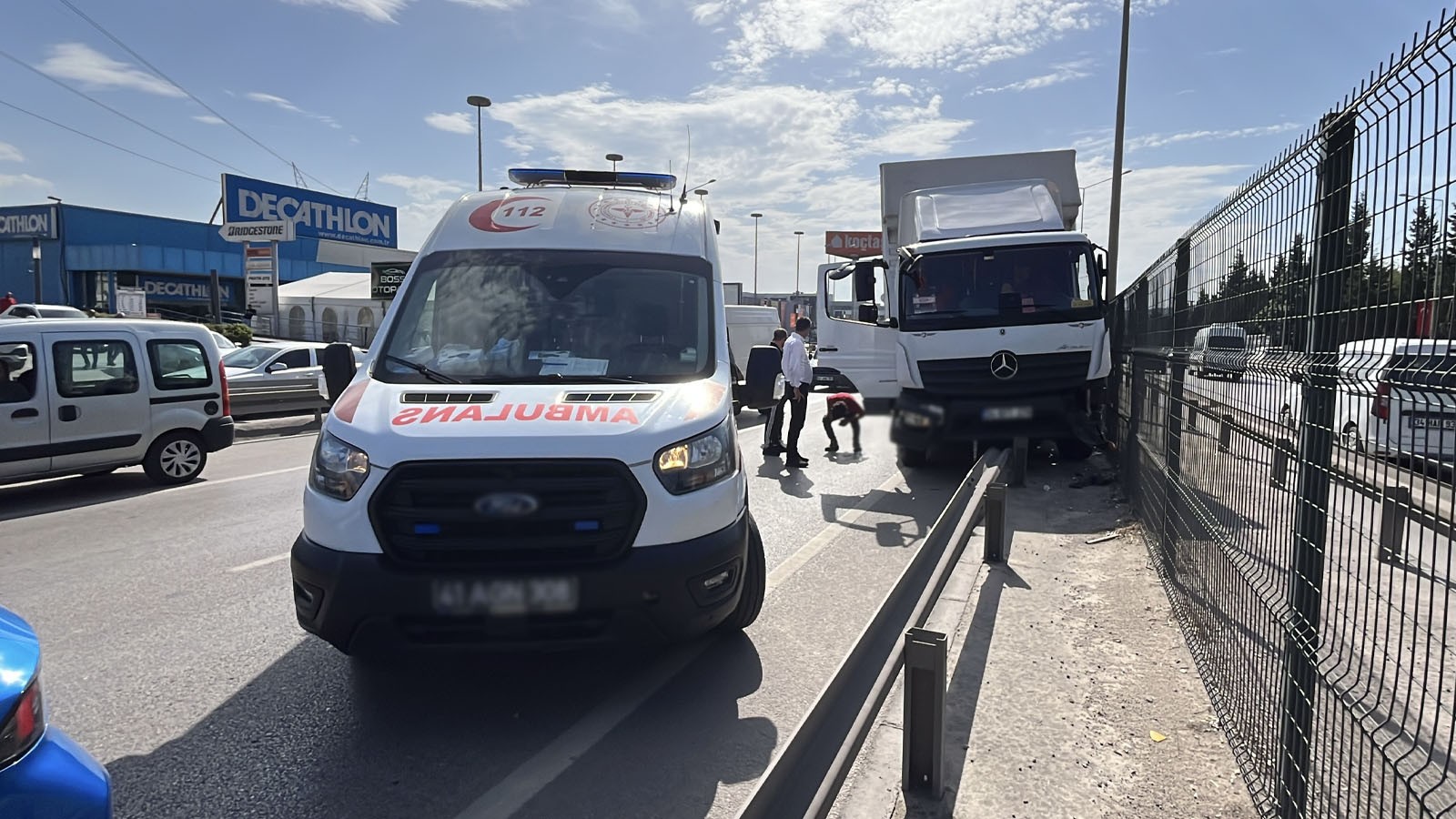 Kocaeli'de direksiyon başında kalp krizi geçiren sürücü kaza yaptı