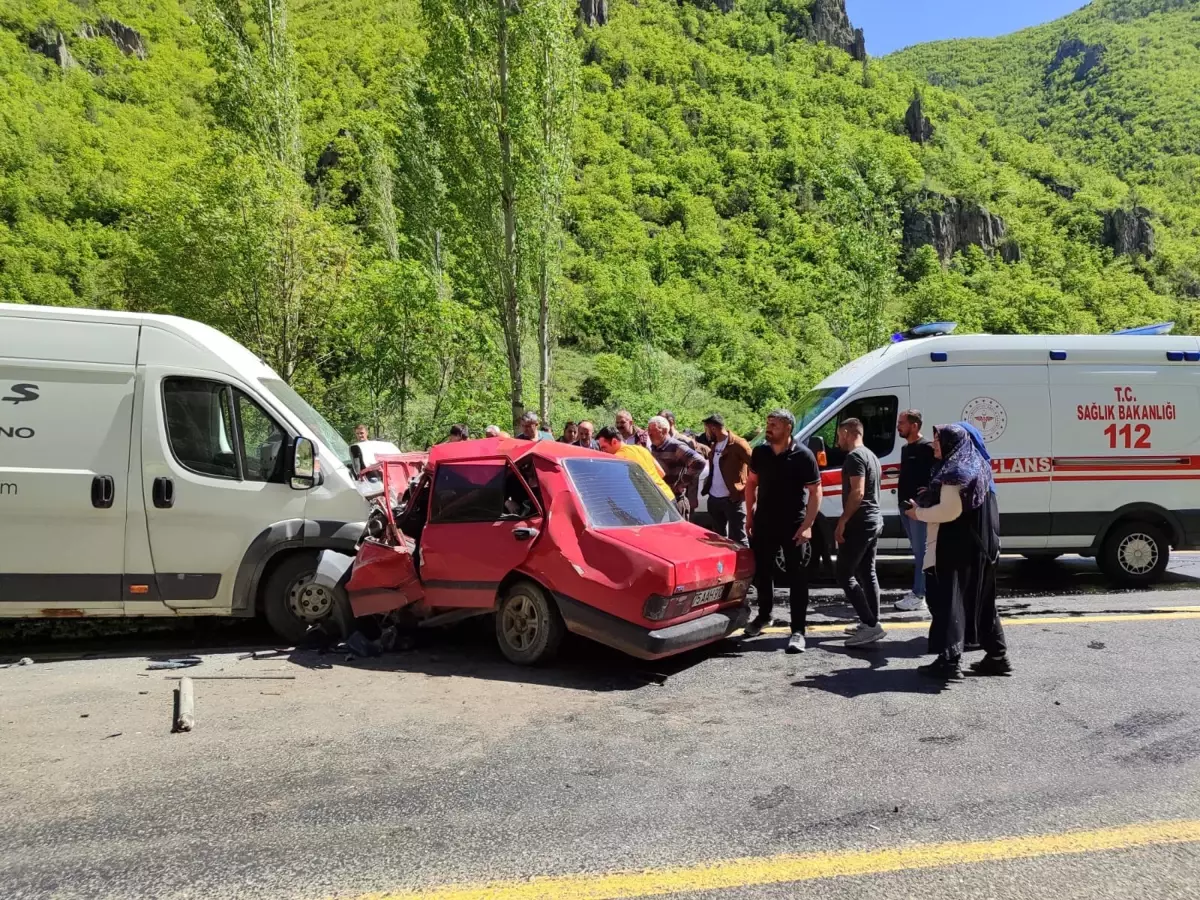 Şenkaya'da Trafik Kazası: 2 Ölü, 1 Yaralı