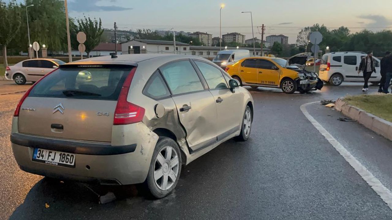 Eskişehir’de kavşakta kaza: Taksi otomobile çarptı, 1 yaralı