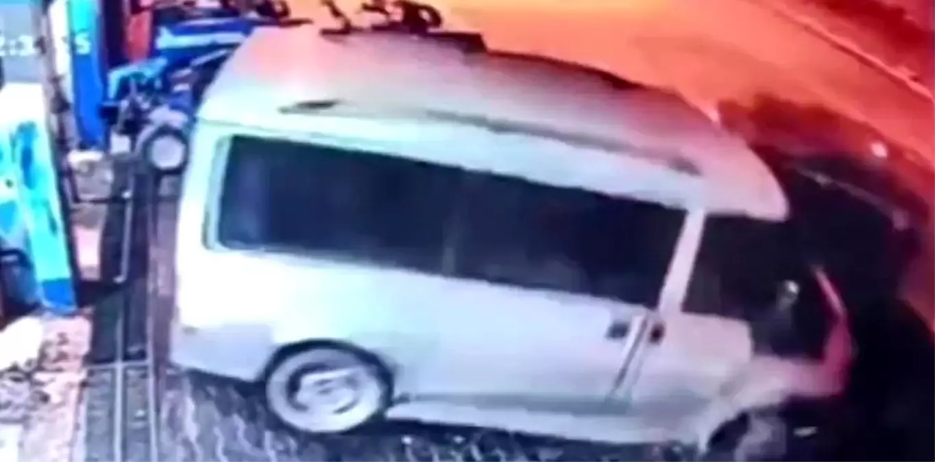 Hatay'da Trafik Kazası: Hafif Ticari Araç Park Halindeki Araçlara Çarptı