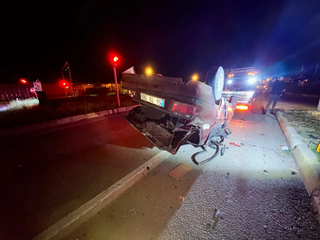 Sakarya Kaynarca’da Trafik Kazası: Otomobil Refüje Çarparak Takla Attı, 1 Yaralı